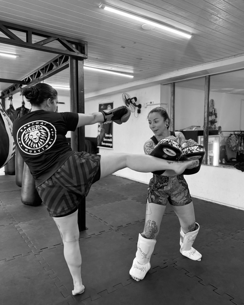 Aluna da Rasthai chutando a manopla durante o treino no CT do Forte