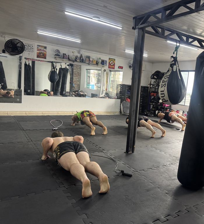 Alunos fazendo flexões no treino de condicionamento