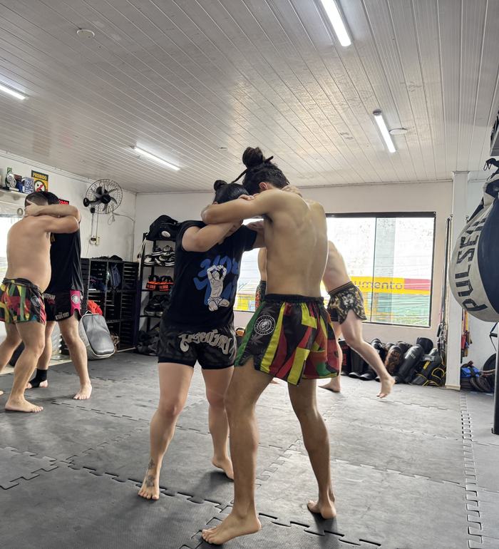 Alunos treinando clinch (agarre) do muay thai
